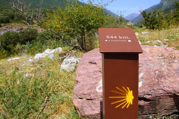 Sain james út jel a pálya Spanyolország a Pireneusokban — Stock Fotó