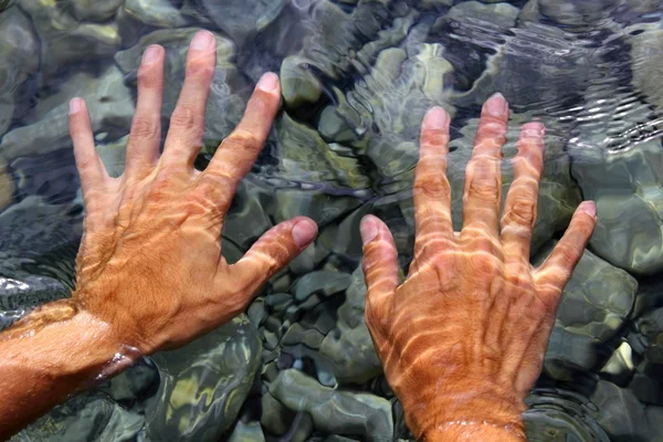 Händer under vattnet flodvatten vågiga former — Stockfoto