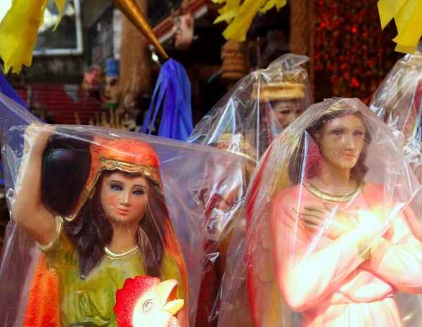 Saint and virgin figurines in mexican market — Stock Photo, Image