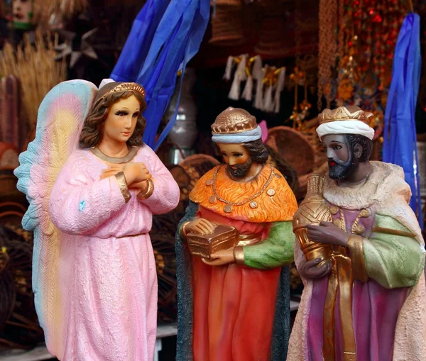 Estatuillas santas y vírgenes en el mercado mexicano — Foto de Stock