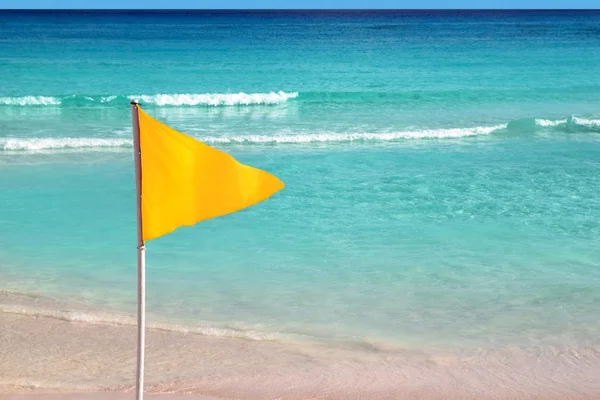 ビーチの黄色旗天気表示信号 — ストック写真