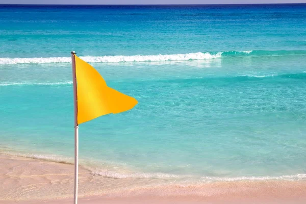 Praia bandeira amarela sinal de indicação meteorológica — Fotografia de Stock