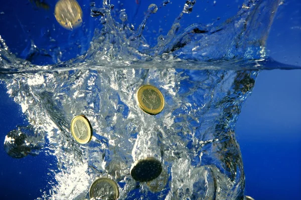 Moedas de euro caem na água — Fotografia de Stock