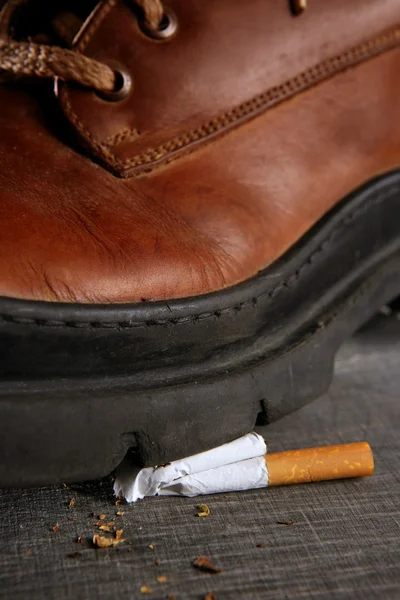 Schuh tritt Zigarettentabak-Sucht entgegen — Stockfoto