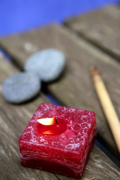 Terapia natural, pedras e velas sobre madeira — Fotografia de Stock