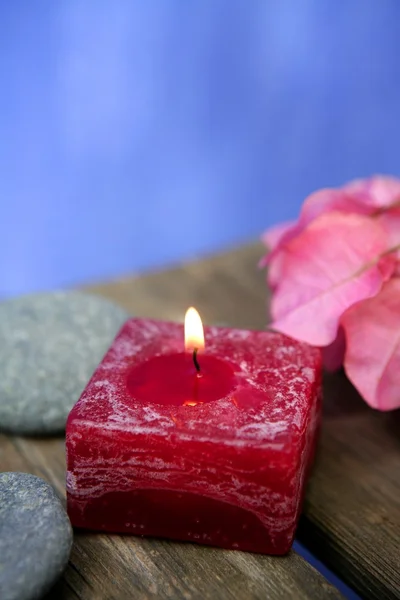 Terapia natural, pedras e velas sobre madeira — Fotografia de Stock