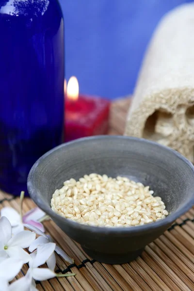 Aromaterapi, kırmızı mum, deniz deniz doğal bir süngeri ve pirinç — Stok fotoğraf