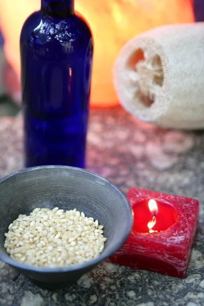 Aromaterapia, vela vermelha, esponja natural marinha — Fotografia de Stock
