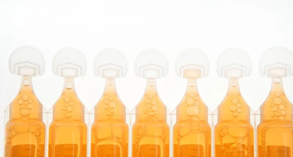 Ampullen im plast för flytande orange medicin — Stockfoto