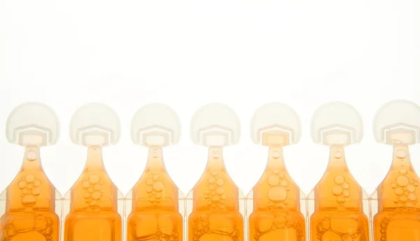 Ampul im plastic voor vloeibare oranje geneeskunde — Stockfoto