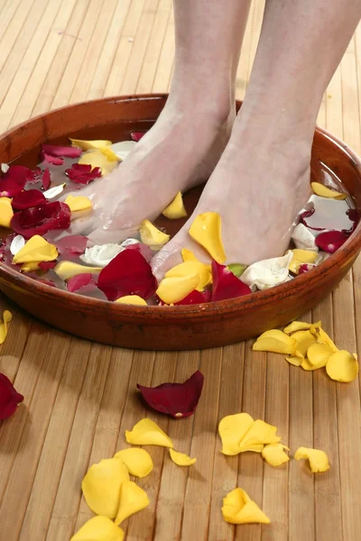 Aromathérapie, fleurs pieds bain, pétale de rose — Photo