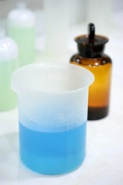 Laboratorium stuff, glazen cilinder, kleurrijke vloeistoffen — Stockfoto