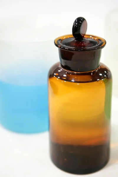 Laboratoriet saker, glas cylinder, färgglada vätskor — Stockfoto