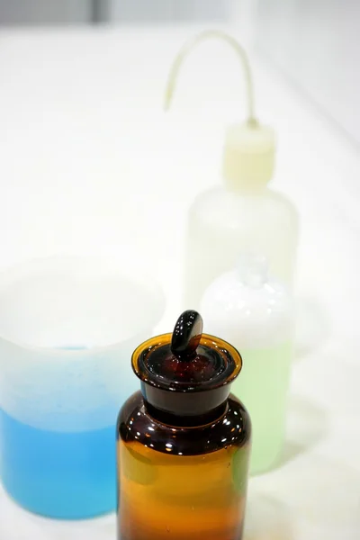 Лабораторные материалы, стеклянный цилиндр, цветные жидкости — стоковое фото