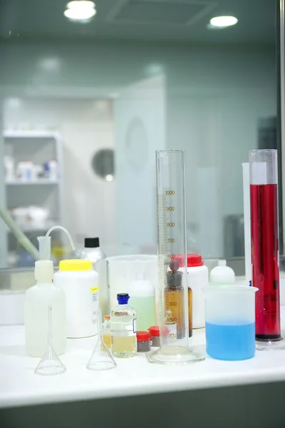 Лабораторные материалы, стеклянный цилиндр, цветные жидкости — стоковое фото