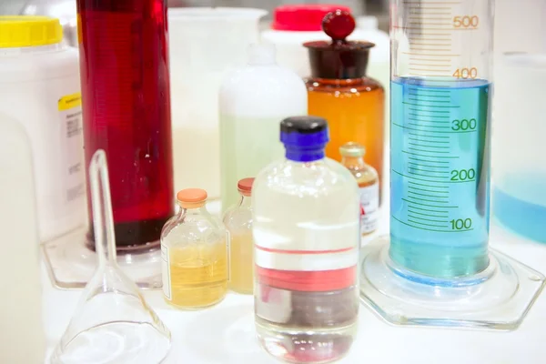 Matériel de laboratoire, cylindre en verre, liquides colorés — Photo