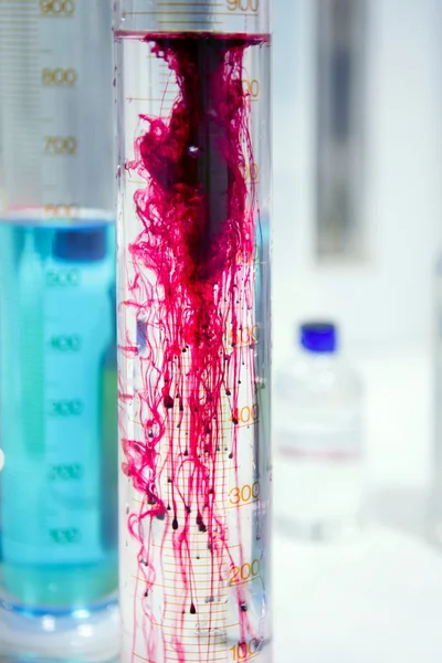Laboratorium rzeczy, szklanego cylindra, kolorowych płynów — Zdjęcie stockowe