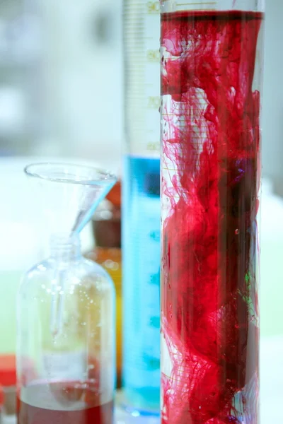 Laboratorium stuff, glazen cilinder, kleurrijke vloeistoffen — Stockfoto