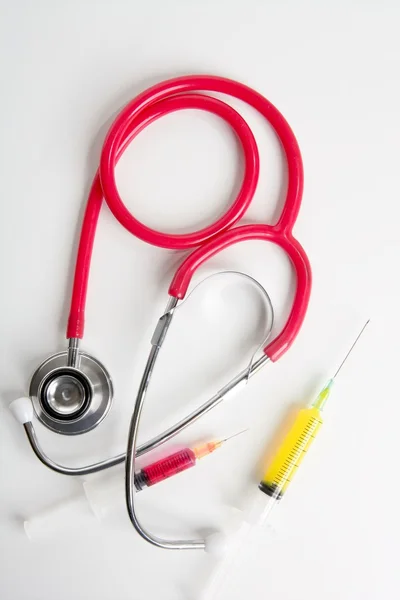 Lékařské vybavení nástroje stříkačka a stetoskopem — Stock fotografie