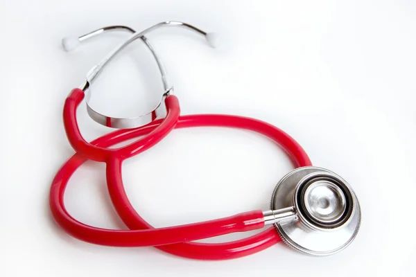 Tıbbi donatım araçları kırmızı stetoskop — Stok fotoğraf