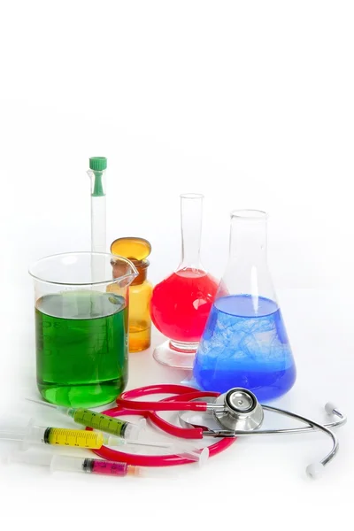 Химико-исследовательская лаборатория с медицинским оборудованием — стоковое фото