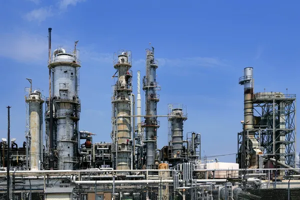 Instalação da indústria do petróleo, céu azul skyline metal — Fotografia de Stock