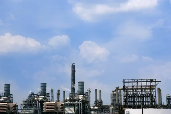 Instalación de la industria petrolera, horizonte de metal cielo azul —  Fotos de Stock