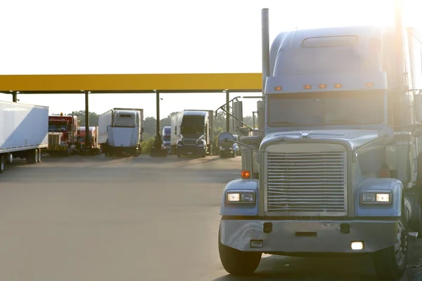 Grande caminhão americano em uma entrada de auto-estrada — Fotografia de Stock