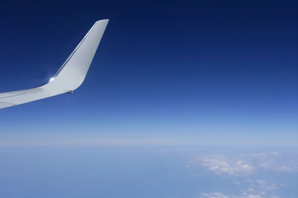 높은 최대 비행 하는 항공기 날개 세부 — 스톡 사진