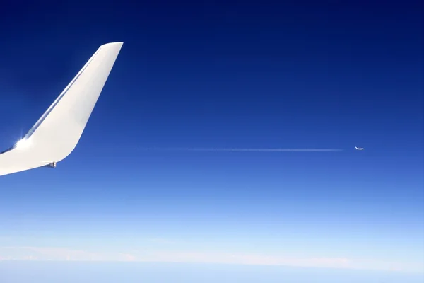 Detalhe da asa da aeronave voando alto — Fotografia de Stock