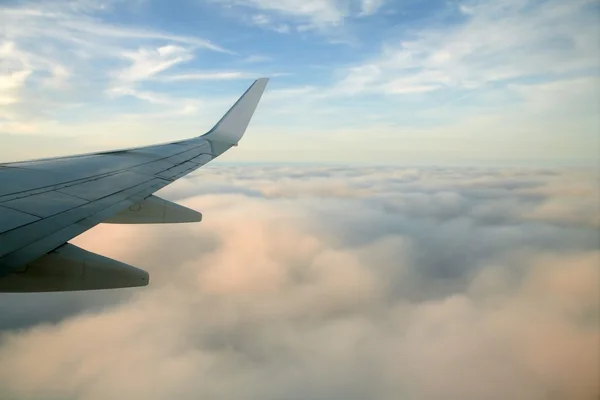 Aile droite de l'aéronef, avion survolant des nuages dans un ciel bleu — Photo