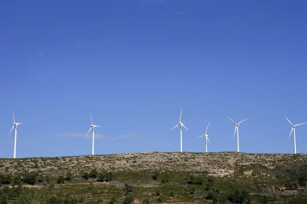 Topo da montanha com moinhos de vento — Fotografia de Stock
