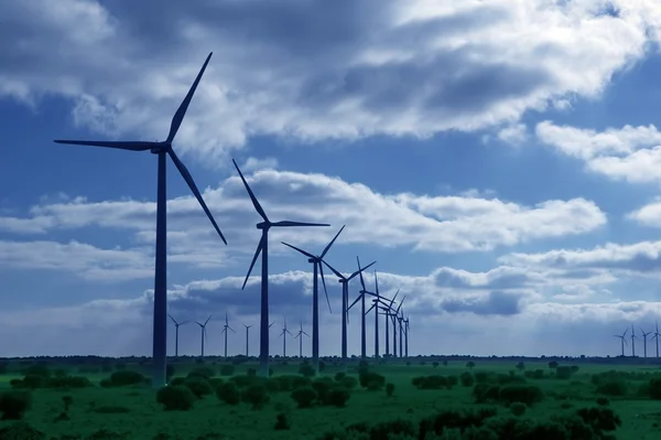 Ökológiai elektromos energia szélmalmok réten — Stock Fotó