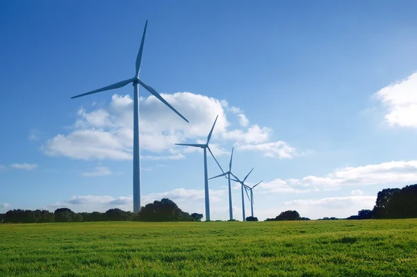 Ekologické elektrické energie větrných mlýnů v louce — 图库照片