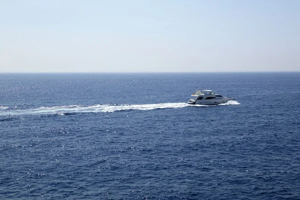Σκάφος, βάρκα πλεύσης Μεσόγειο θάλασσα — Φωτογραφία Αρχείου