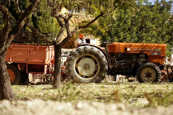 Старый ржавый трактор оранжевого цвета в Испании — стоковое фото