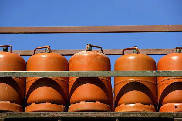 Κομψά, bombonas de αερίου butano χρώμα υπερχείλισης. πορτοκαλί αερίου ράφια — Φωτογραφία Αρχείου