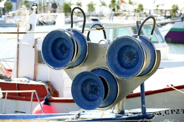 专业渔民小船的捕鱼绞车 — 图库照片