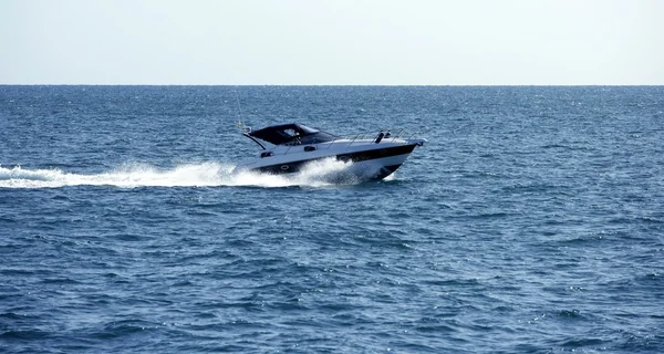 Yacht, boat cruising mediterranean sea — Stock Photo, Image