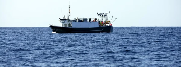 Imbarcazione con palangari mediterranei che lavora ad Alicante — Foto Stock