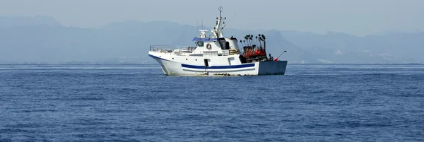 Barco palangreiro mediterrânico que trabalha em Alicante — Fotografia de Stock