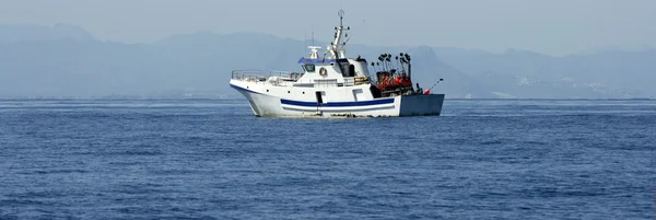 Imbarcazione con palangari mediterranei che lavora ad Alicante — Foto Stock