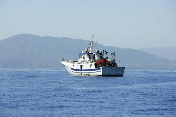 Barco palangreiro mediterrânico que trabalha em Alicante — Fotografia de Stock