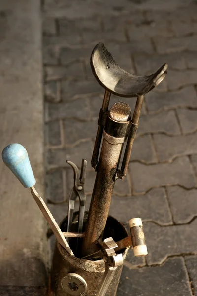 蹄鉄のツール。馬のためのプロ仕様の機器 — ストック写真