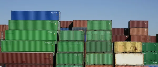Skládaný nákladní barevné kontejnery, modrá obloha — Stock fotografie