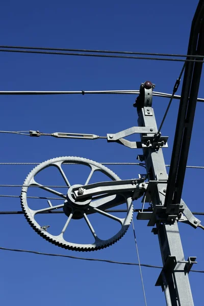 Elektromos acél vasúti infrastruktúra kék ég alatt — Stock Fotó