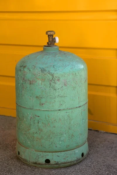 Recipiente de gás de acampamento, verde sobre amarelo — Fotografia de Stock