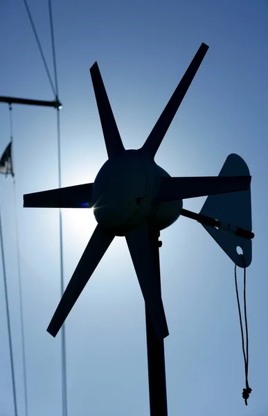 ボート電気空気発電機。少し風の工場 — ストック写真