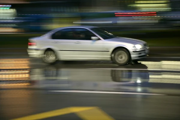 Auto in movimento in notte piovosa movimento sfocatura — Foto Stock