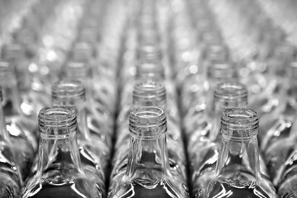 Verre carrés rangées de bouteilles transparentes — Photo